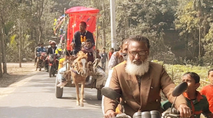 ঘোড়ার গাড়িতে প্রধান শিক্ষককে বিদায় জানাল শিক্ষার্থীরা